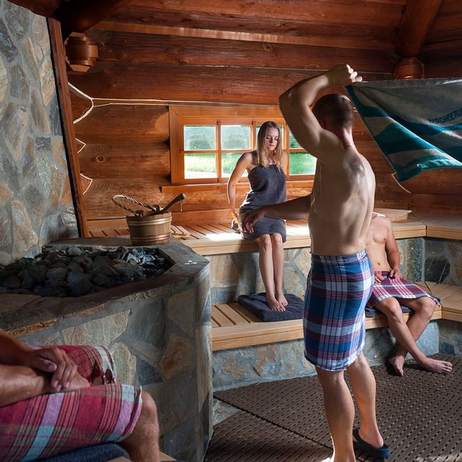 Saunalanschaft Große Aufguss Außensauna mit Handtuch