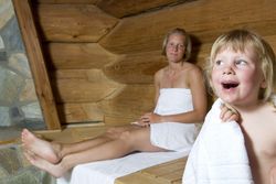 Mutter mit Kind in Medemsauna der Saunalandschaft Otterndorf