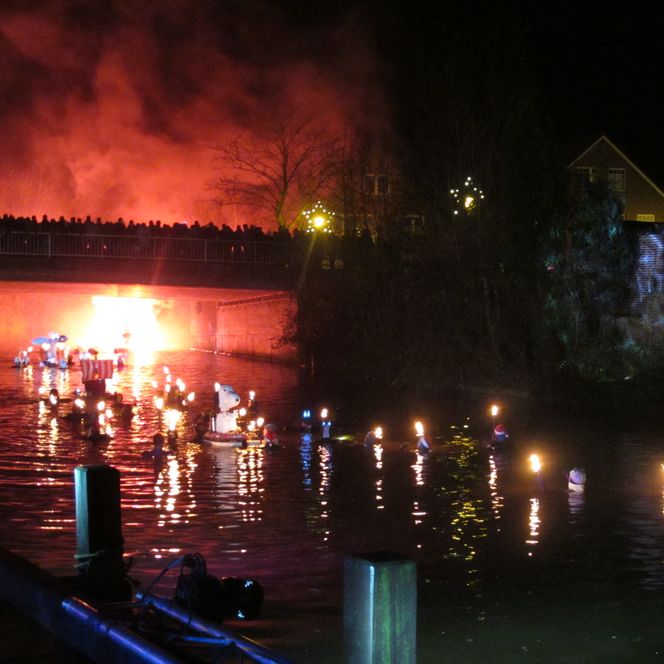 Fackelschwimmen im Nordseebad Otterndorf