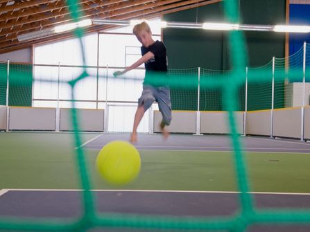 Soccerfeld in der Indoorhalle Satz & Spiel