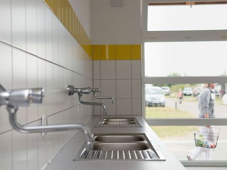 In der WasWaschküche stehen Waschbecken, Waschmaschinen sowie Trockner zur Verfügung.