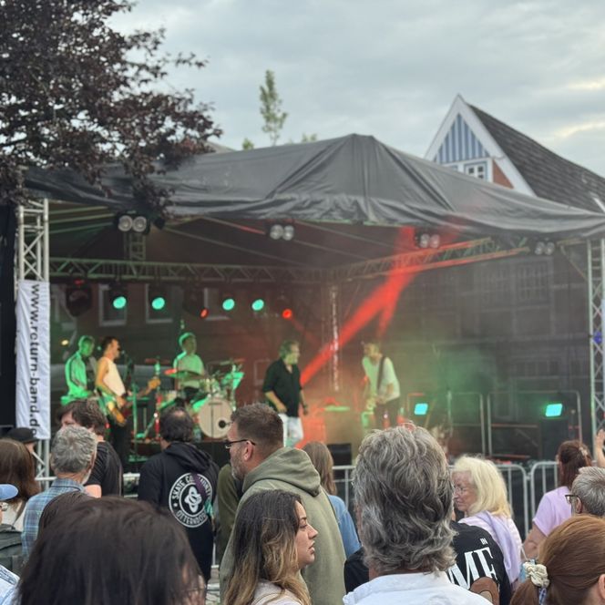 Bühne auf dem Altstadtfest auf dem Kirchplatz im Nordseebad Otterndorf
