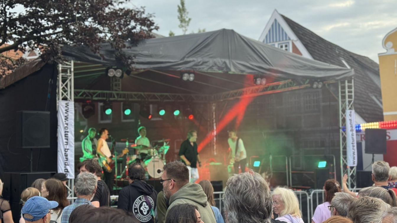 Bühne auf dem Altstadtfest auf dem Kirchplatz im Nordseebad Otterndorf