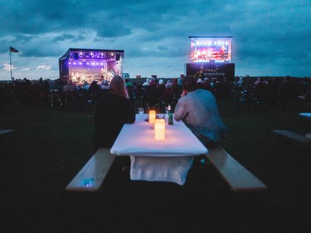 Kulturstrand Otterndorf: Blick auf Bühne bei Abendveranstaltung