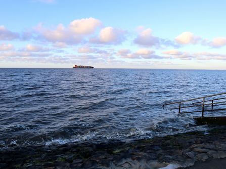 Schiff fährt auf dem Meer bei Flut