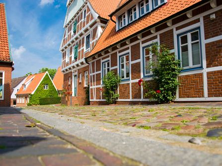 Blick auf ein Fachwerkhaus in einer Gasse der Altstadt Otterndorfs