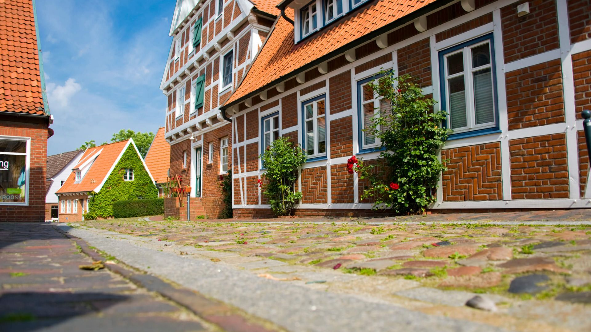 Blick auf ein Fachwerkhaus in einer Gasse der Altstadt Otterndorfs