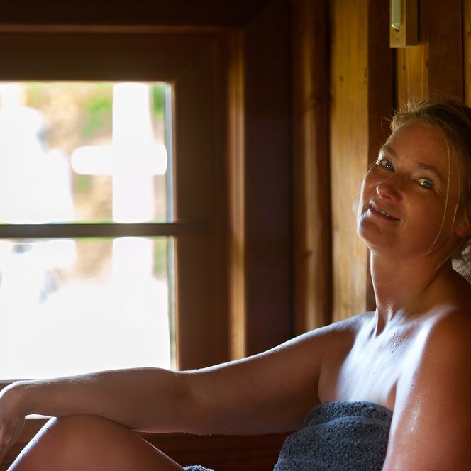Otterndorf Frau in Großer Außensauna der Sole-Therme