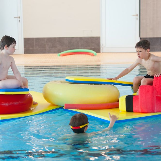 Otterndorf Sole-Therme Nichschwimmerbecken spielende Jungs mit Wasserspielzeug