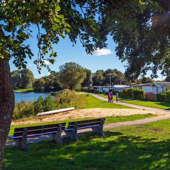 Sitzbänke mit Blick zum Badesee auf dem Campingplatz See Achtern Diek im Nordseebad Otterndorf