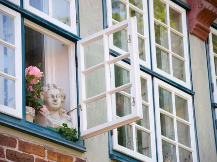 Blick in das Fenster der alten Lateinschule in der historischen Altstadt