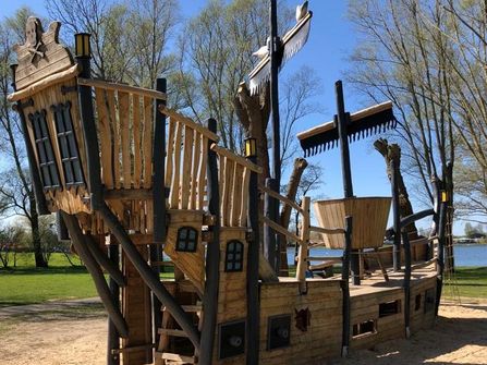 Piraten-Spiel-Schiff auf dem Abenteuerspielplatz in der Freizeitanlage See Achtern Diek im Nordseebad Otterndorf