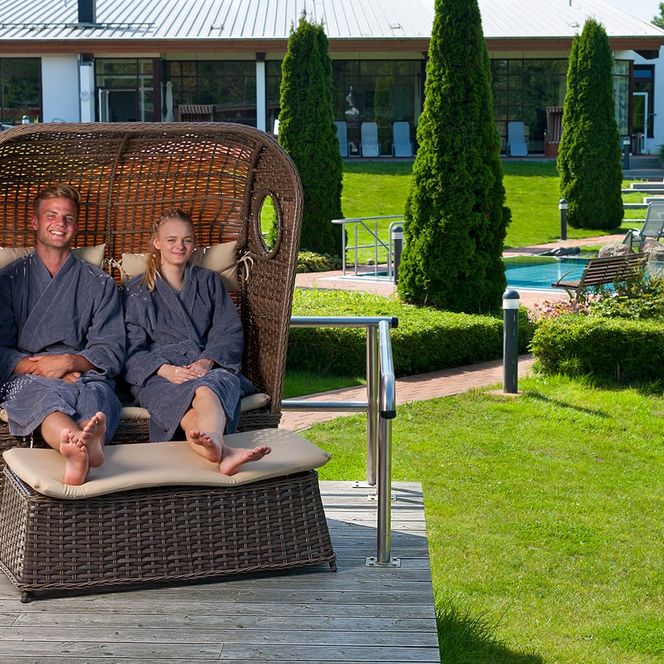 Saunalandschaft Otterndorf Außenbereich mit Standkorb mit Mann und Frau