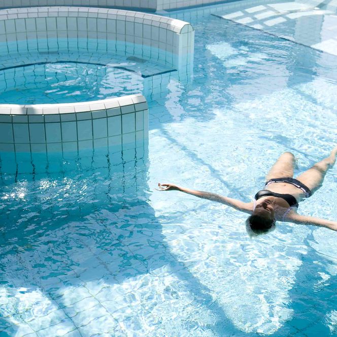 Sole-Therme Otterndorf , Frau treibt durch Spaßbecken