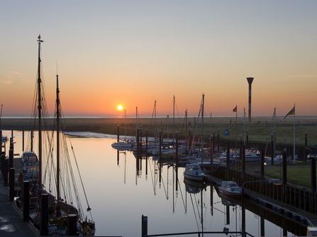 Blick auf Boote im Seglerhafen bei Sonnenuntergang 