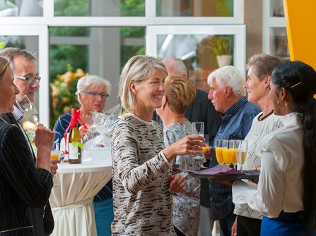 Empfang Seniorengeburtstag mit Sekt und Orangensaft