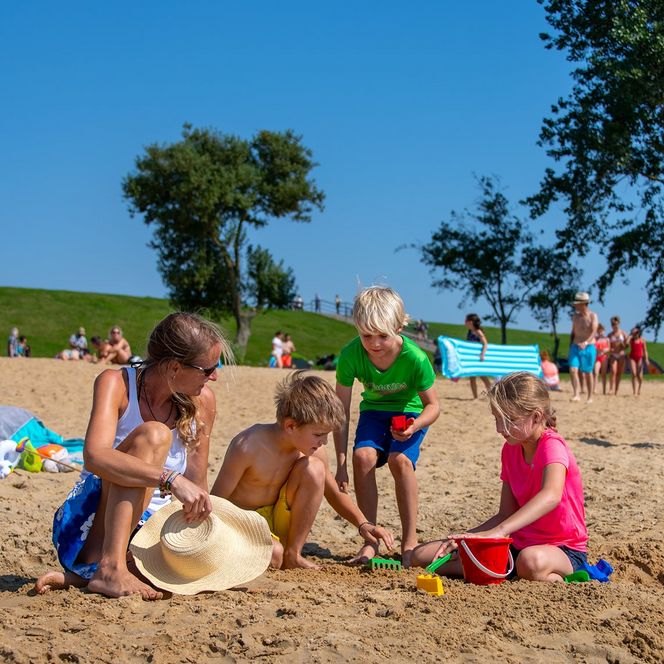 Kinder spielen im Sand am Badesee im Nordseebad Otterndorf