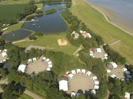 Luftbild vom Sommercamp mit Zelten, See und Nordsee