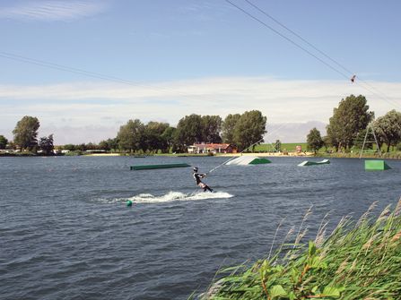 Wasserski auf dem See Achtern Diek (WakeGarden)