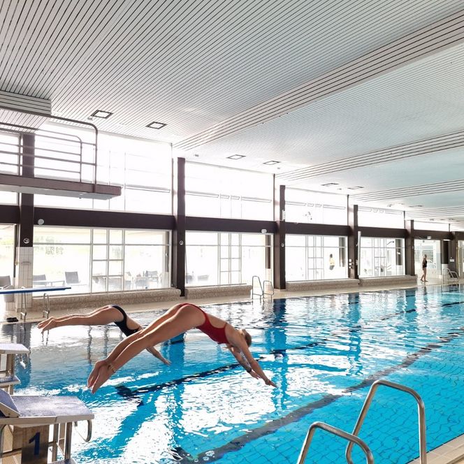 2 Sportlerin springen ins Schwimmbecken Sole-Therme Otterndorf