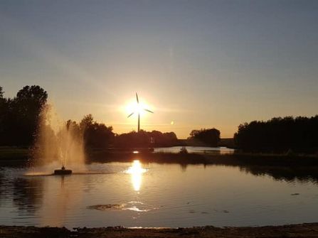 Badesee im Sommercamp bei Sonnenuntergang