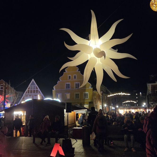 beleuchteter Sternenmarkt in der historischen Altstadt im Nordseebad Otterndorf