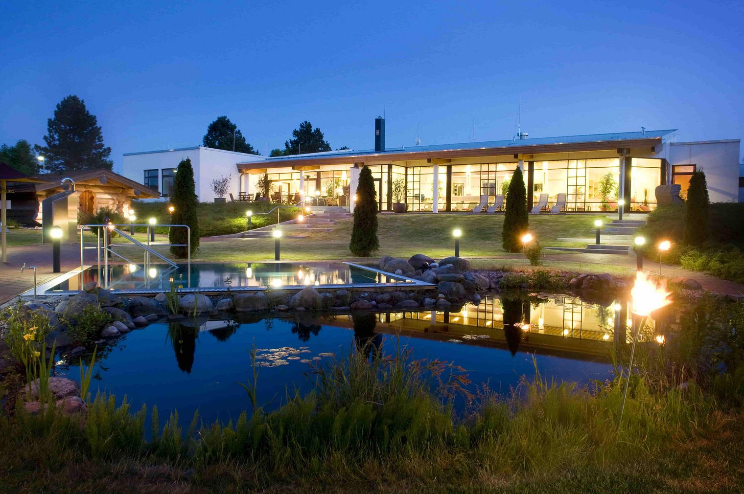 Saunalandschaft Otterndorf von außen Nachts