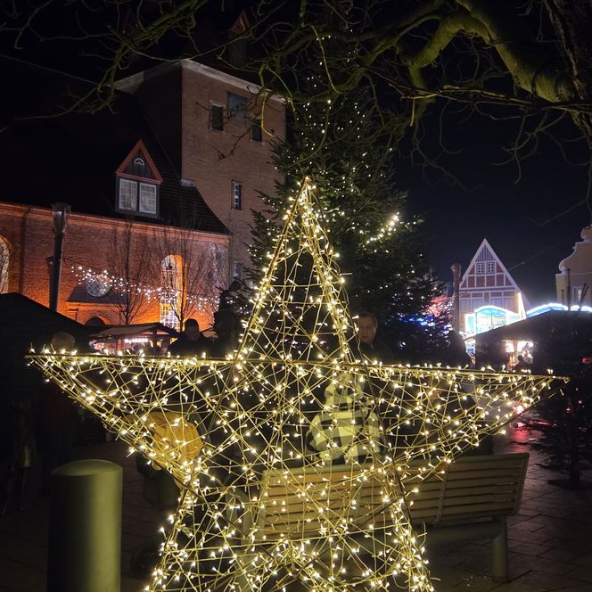beleuchteter Stern auf dem Sternenmarkt im Nordseebad Otterndorf
