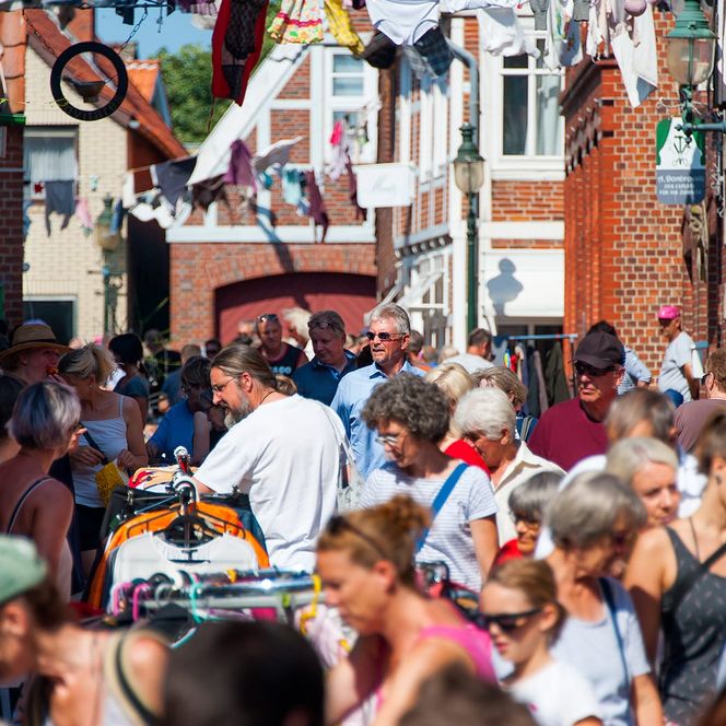 Menschen auf dem Flohmarkt auf dem Altstadtfest im Nordseebad Otterndorf