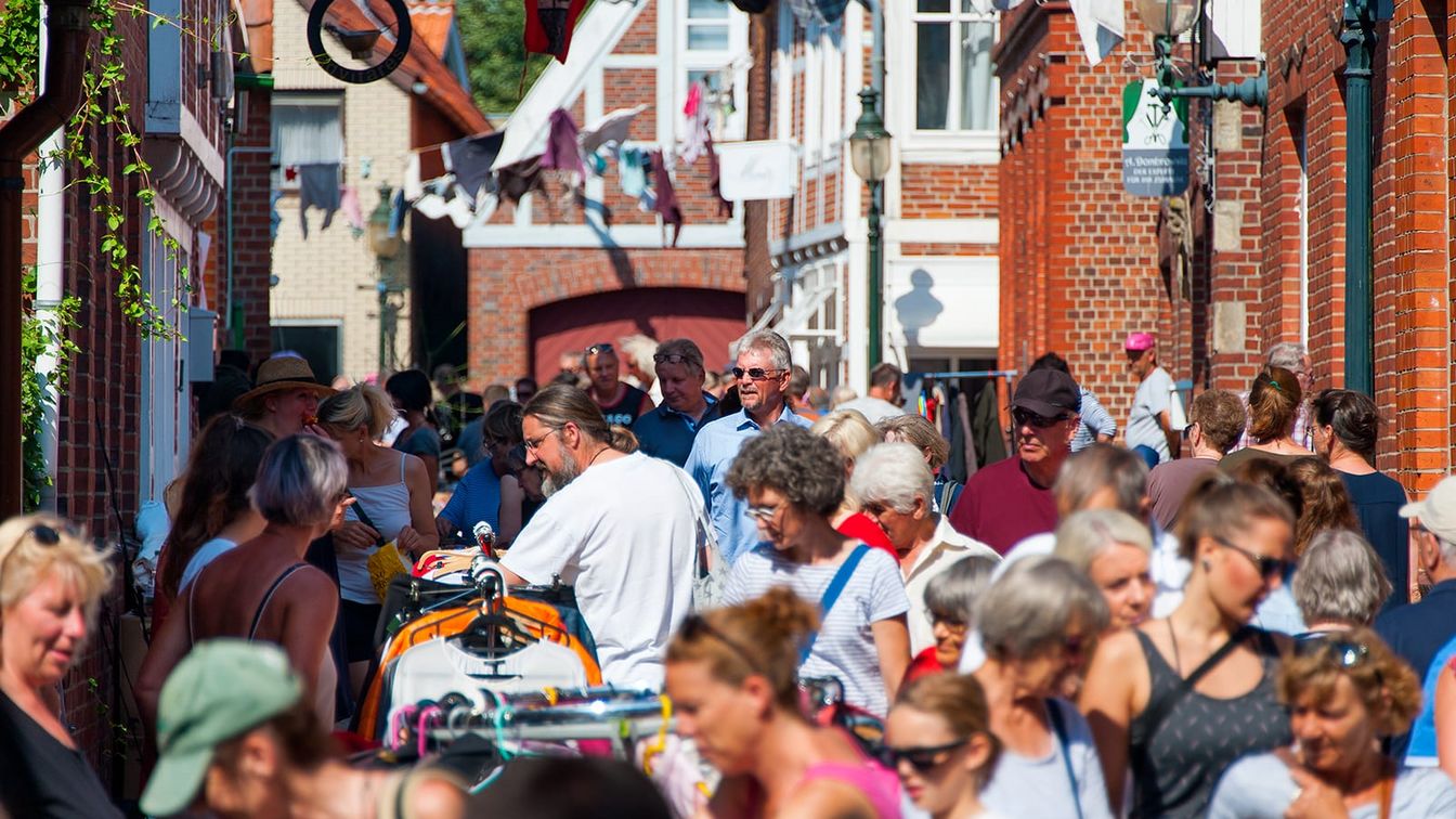 Menschen auf dem Flohmarkt auf dem Altstadtfest im Nordseebad Otterndorf