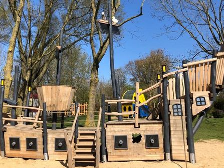 Piraten-Spiel-Schiff auf dem Abenteuerspielplatz in der Freizeitanlage See Achtern Diek im Nordseebad Otterndorf