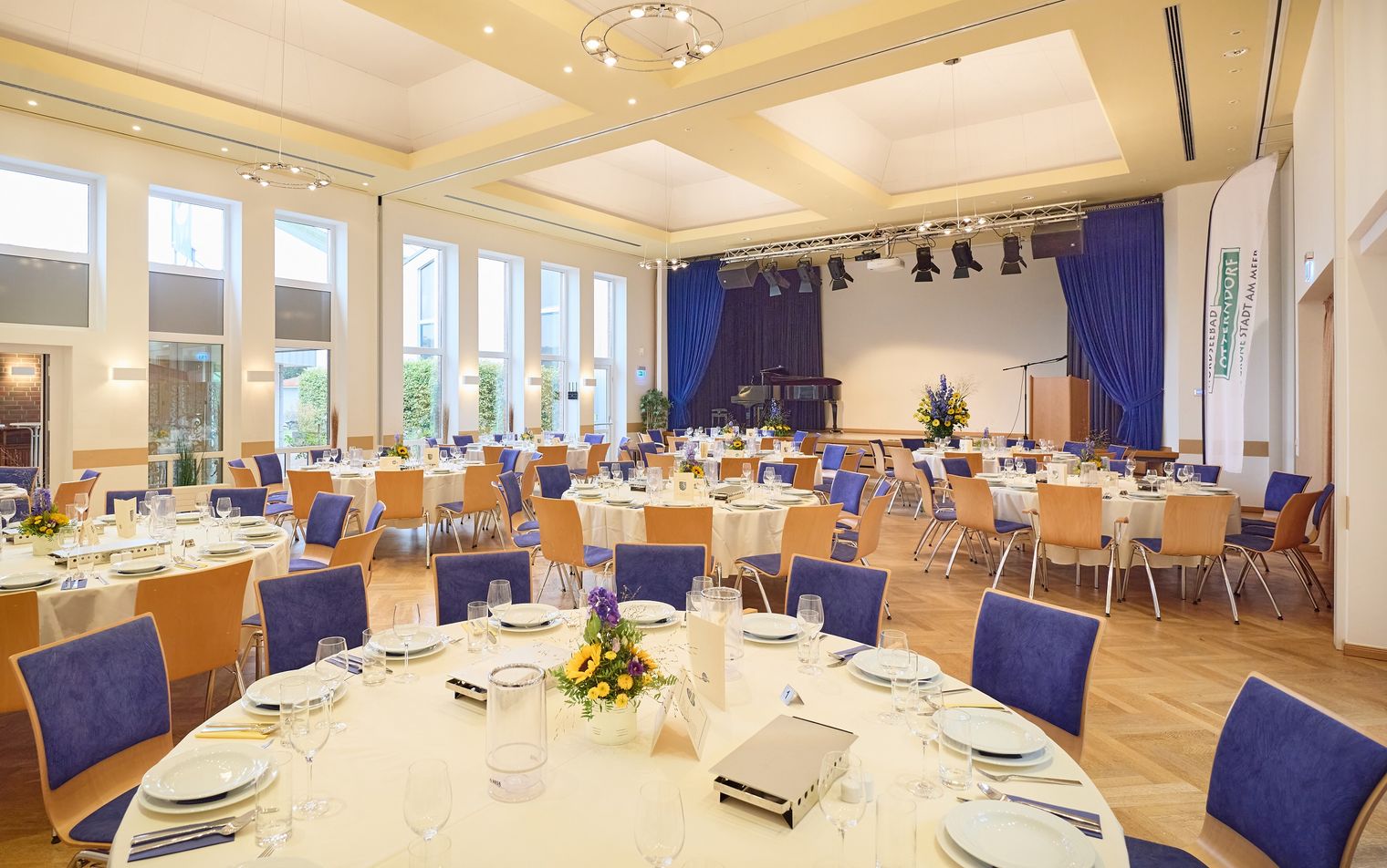 Festlich geschmückter Saal in der Seelandhallen Achtern Diek im Nordseebad Otterndorf