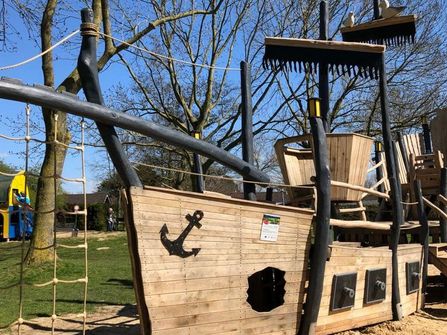 Piraten-Spiel-Schiff auf dem Abenteuerspielplatz in der Freizeitanlage See Achtern Diek im Nordseebad Otterndorf