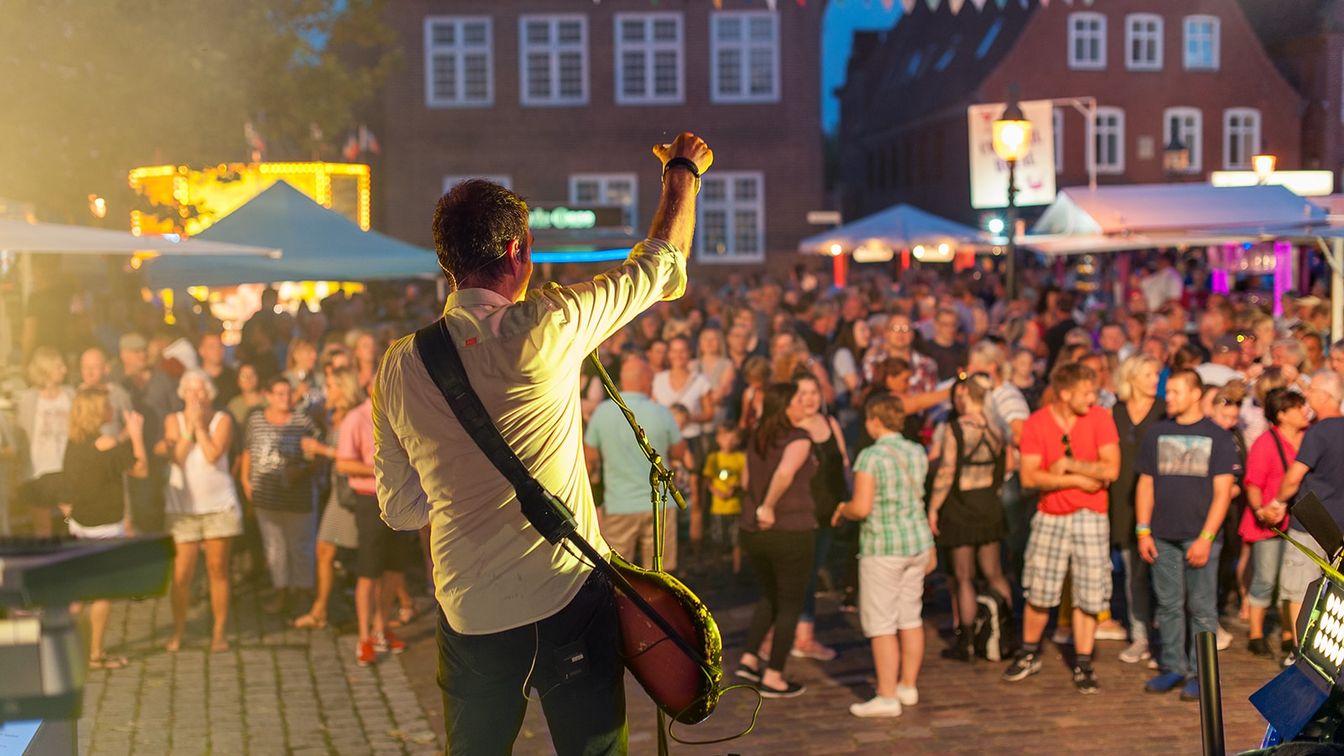 Künstler auf der Bühne auf dem Rathausplatz im Nordseebad Otterndorf