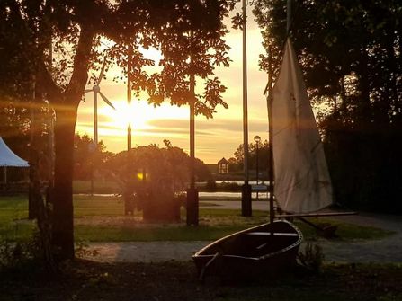 Sonnenuntergang auf dem Sommercamp-Gelände