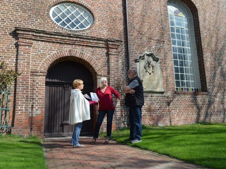 Stadtführerin mit zwei Touristen vor der St. Severi Kirche