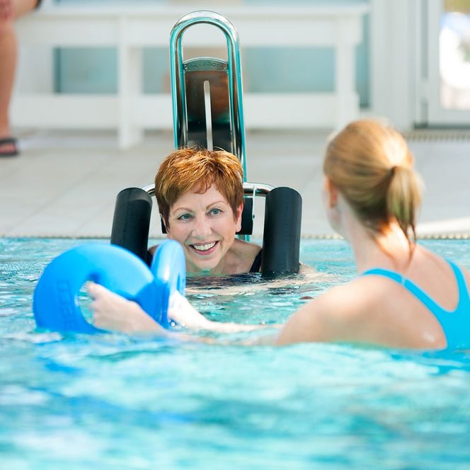 Otterndorf Sole-Therme Kusbacken Aquaback-Kurs mit Frau und Trainerin im Wasser