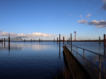 Seglerhafen mit Leuchtfeuer im Hintergrund