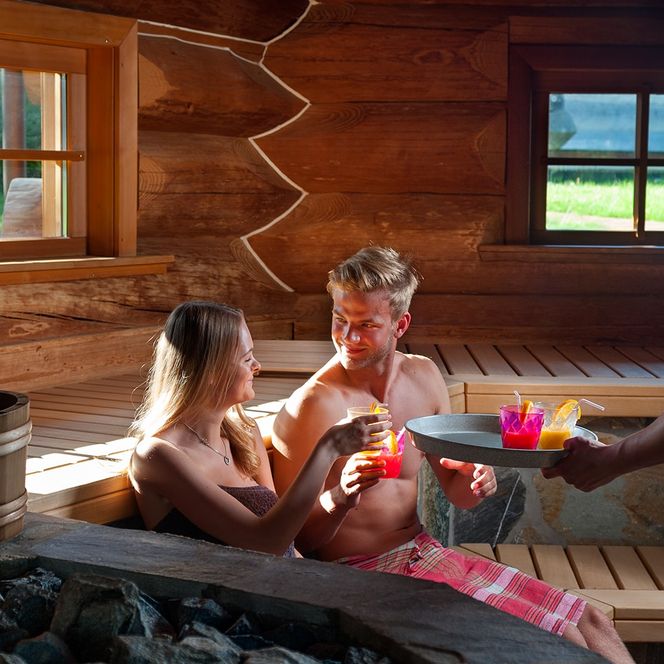 Saunalandschaft Große Außensauna von Innen