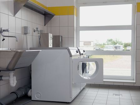 In der WasWaschküche stehen Waschbecken, Waschmaschinen sowie Trockner zur Verfügung.