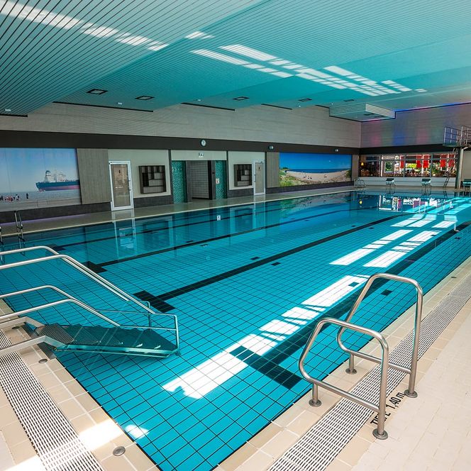 Sole-Therme Badelandschaft Schwimmbecken mit Turm im Hintergrund