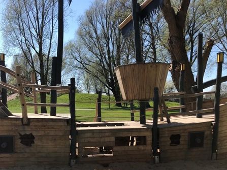 Piraten-Spiel-Schiff auf dem Abenteuerspielplatz in der Freizeitanlage See Achtern Diek im Nordseebad Otterndorf