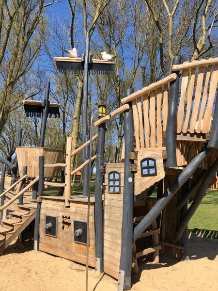 Piraten-Spiel-Schiff auf dem Abenteuerspielplatz in der Freizeitanlage See Achtern Diek im Nordseebad Otterndorf