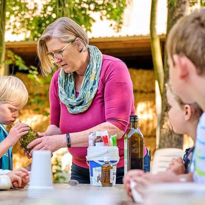 Kinder und die Gastgeberin auf dem Hof Katthusen im Nordseebad Otterndorf