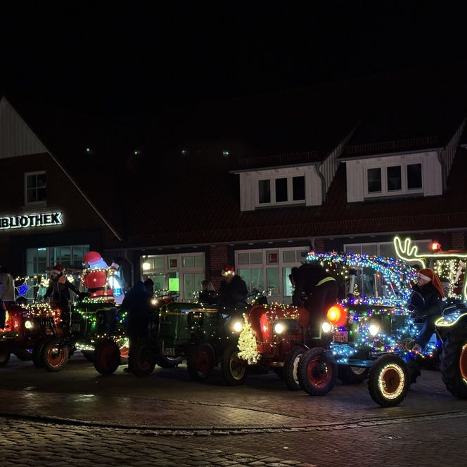 weihnachtlich geschmückte Trecker im Nordseebad Ottendorf
