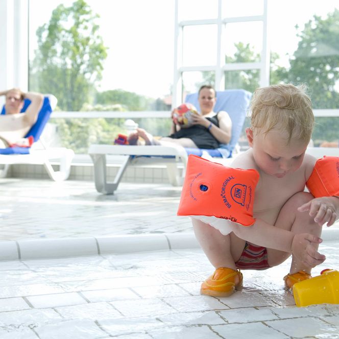 Sole-Therme Otterndorf Kind mit Schwimmflügel im Planschbecken