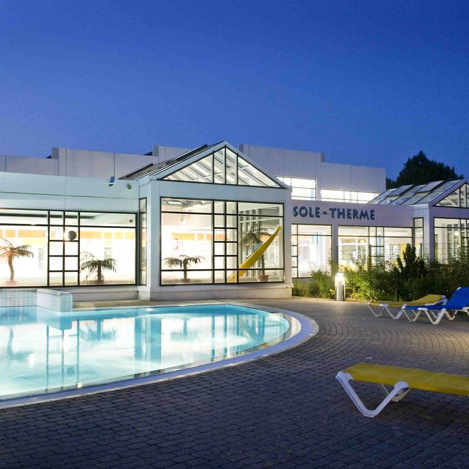 Aussenansicht des beleuchteten Aussenpools der Sole-Therme