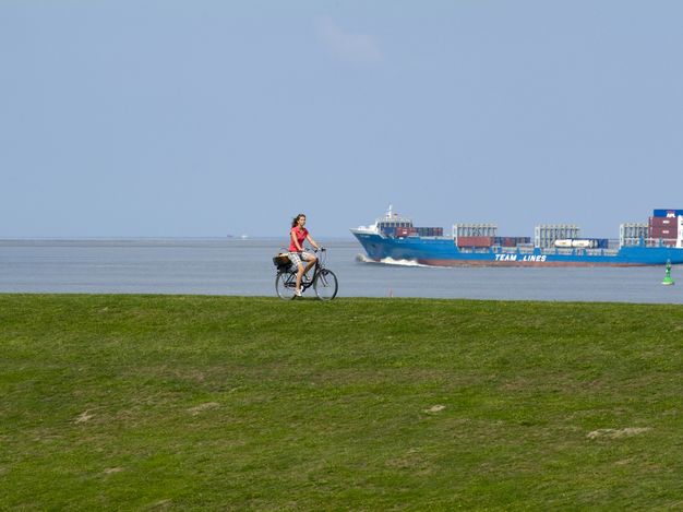 Fahrradfahren am Deich im Nordseebad Otterndorf Fahrradfahren am Deich im Nordseebad Otterndorf