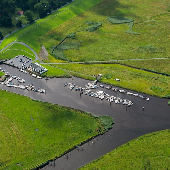 Luftaufnahme vom Hafen im Nordseebad Otterndorf