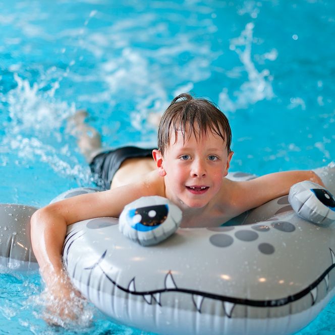 Sole-Therme Kind mit Schwimmspielzeug